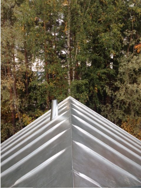 Konesaumattu peltikatto