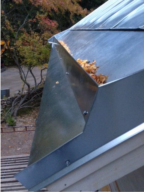 Konesaumattu peltikatto